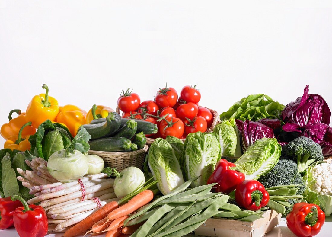 Gemüsestillleben mit Spargel und Salat