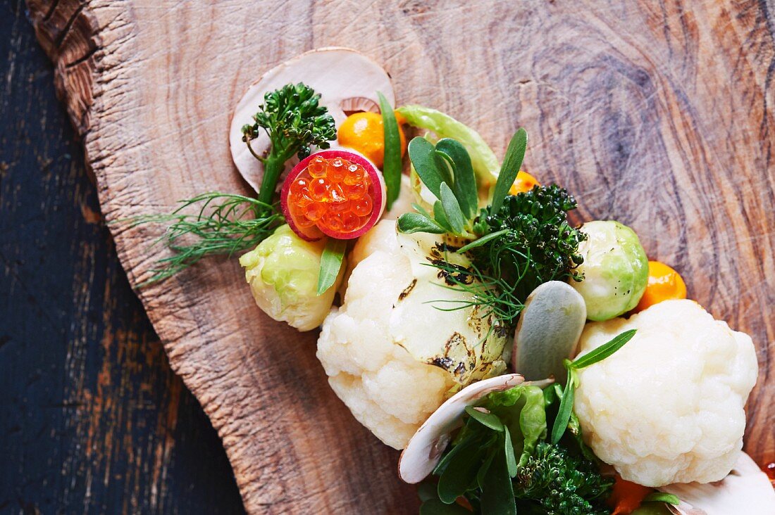 Salat mit Lachskaviar, eingelegtem Blumenkohl, Gurke, Brokkoli, Portulak und Fenchel