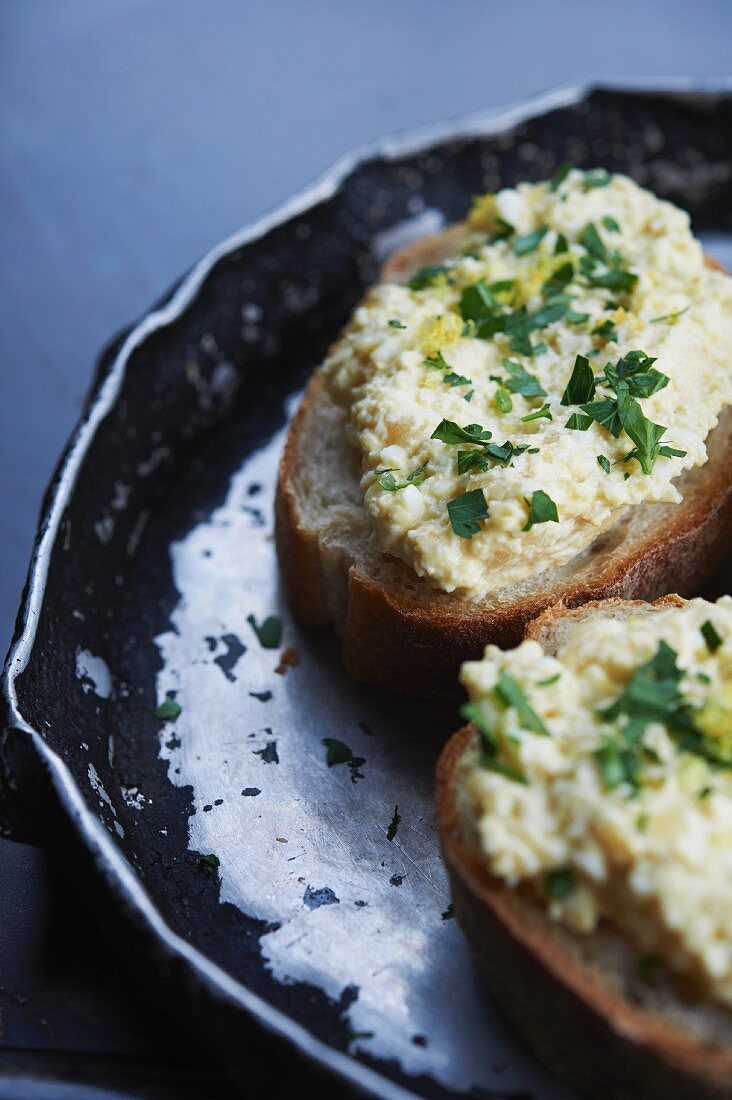 Eiersalat mit Kapern auf geröstetem Brot