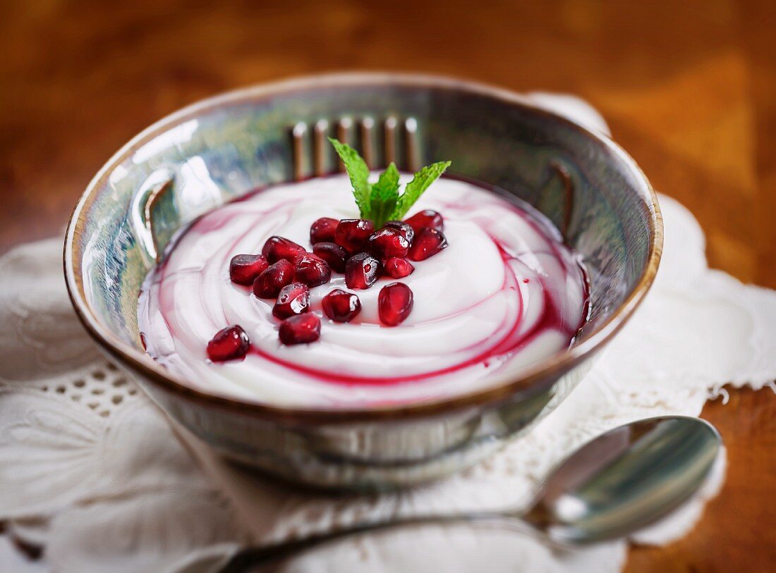 Joghurt mit Granatapfelkernen und Minze