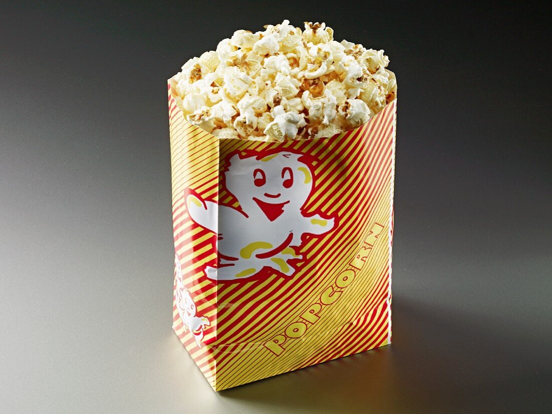 Popcorn in einer Papiertüte