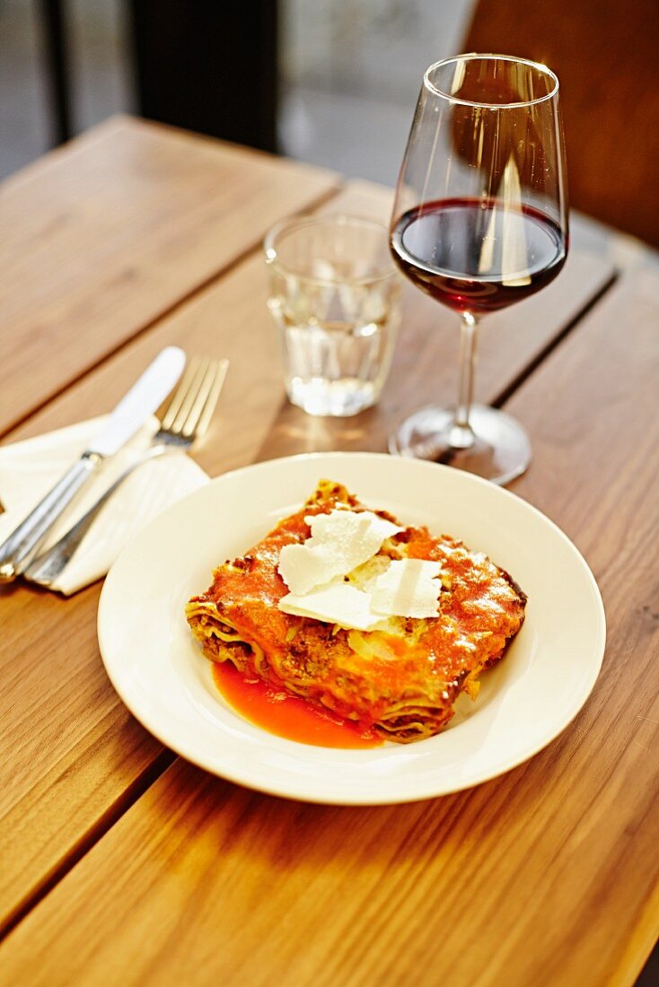 Lasagne mit Parmesan, Rotweinglas