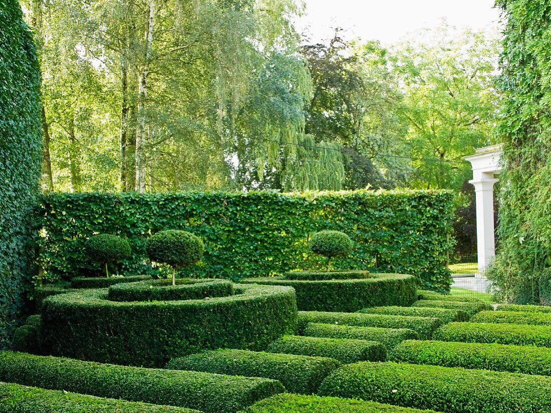 Garden with wellpmanicured hedges and topiaries