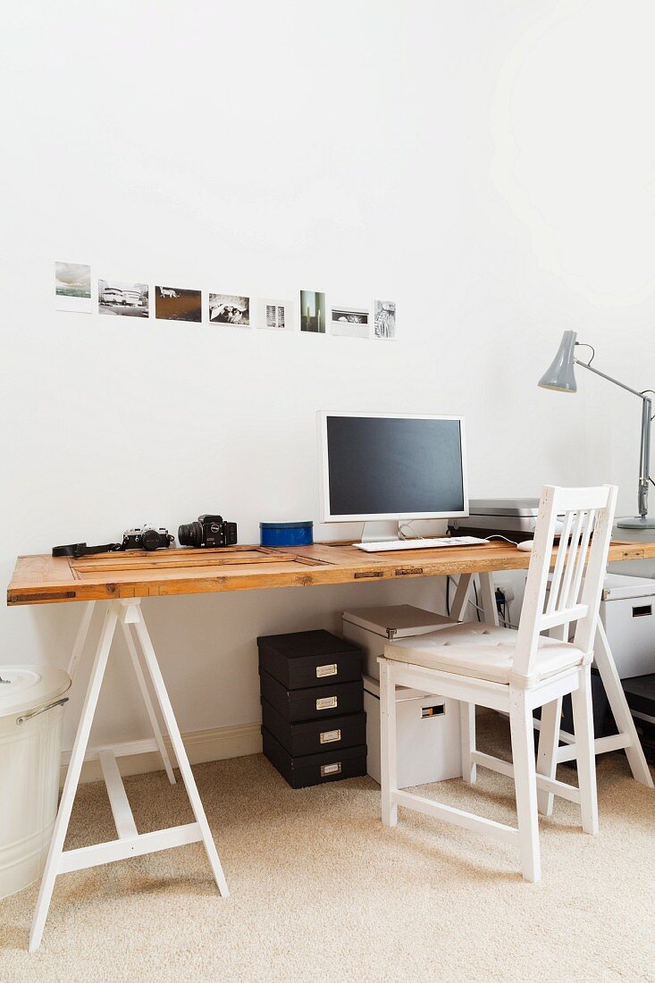 Alte Holztür als Schreibtisch im Arbeitszimmer