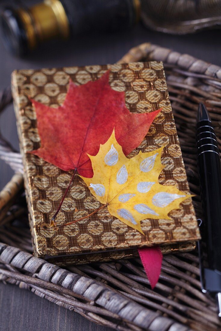 Notizbuch beklebt mit Herbstblättern