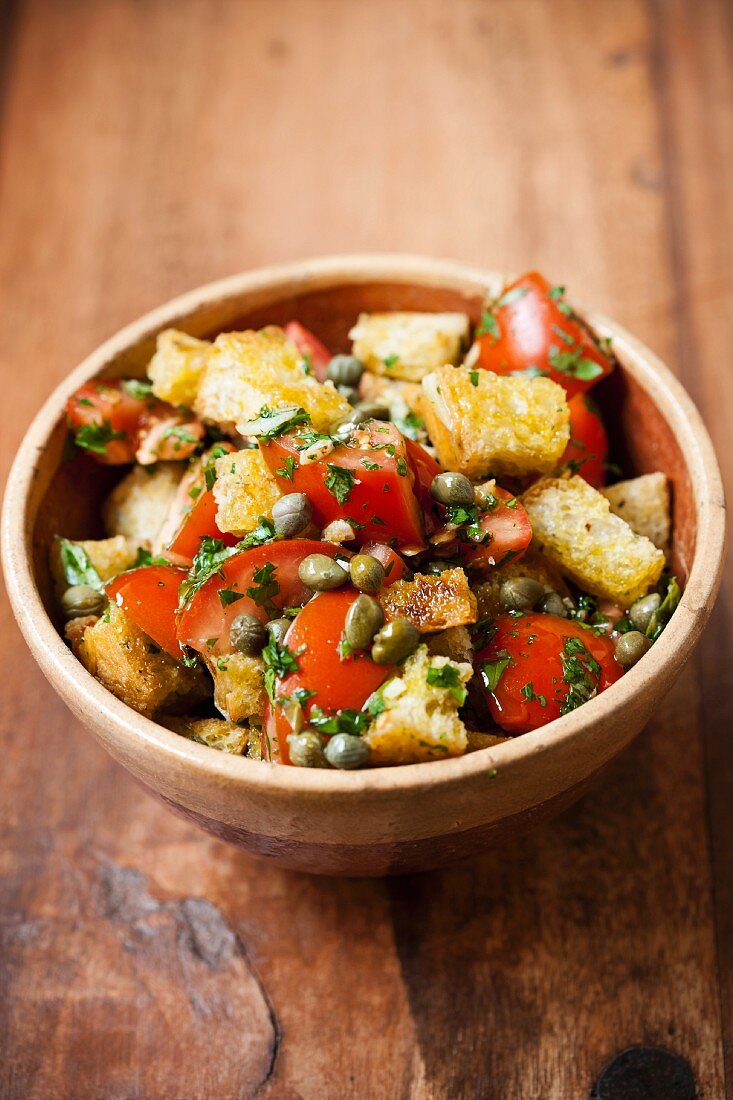 Bread salad with tomatoes and capers