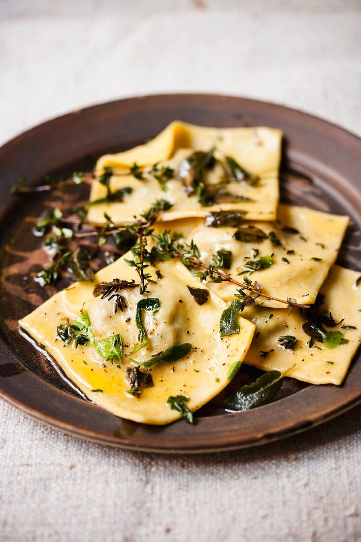 Ravioli mit Kräutern und Olivenöl