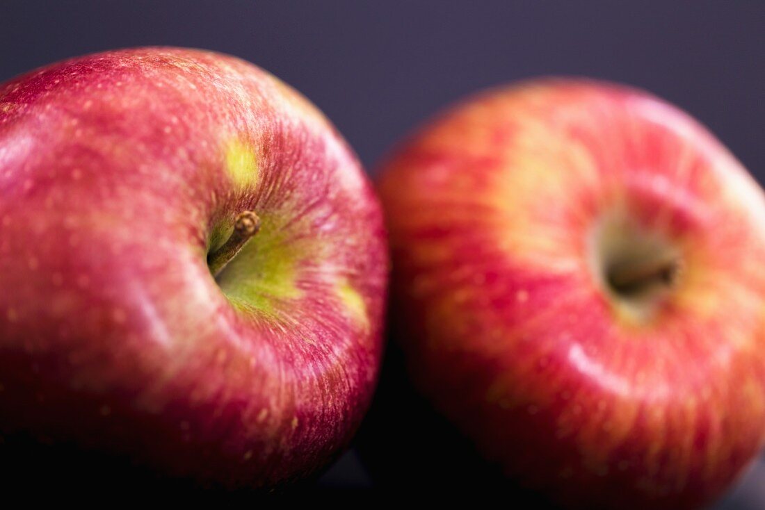 Zwei Braeburn Äpfel
