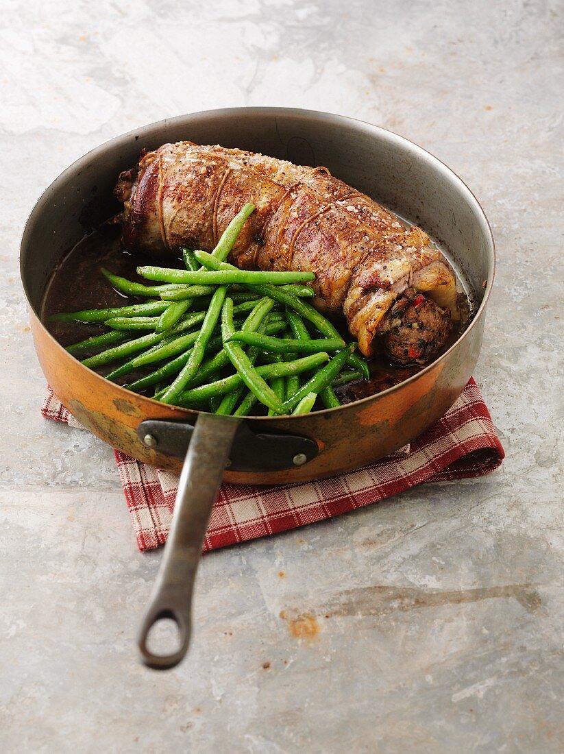 Spiced roulade of beef with green beans