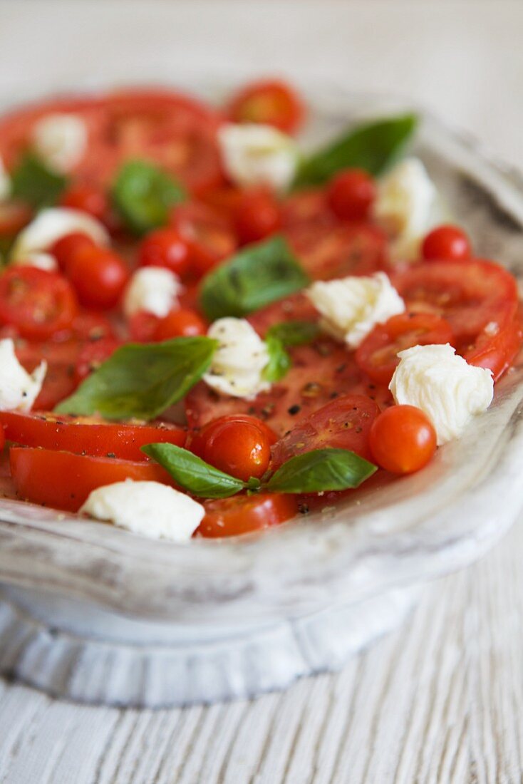 Tomatensalat mit Mozzarella & Basilikum