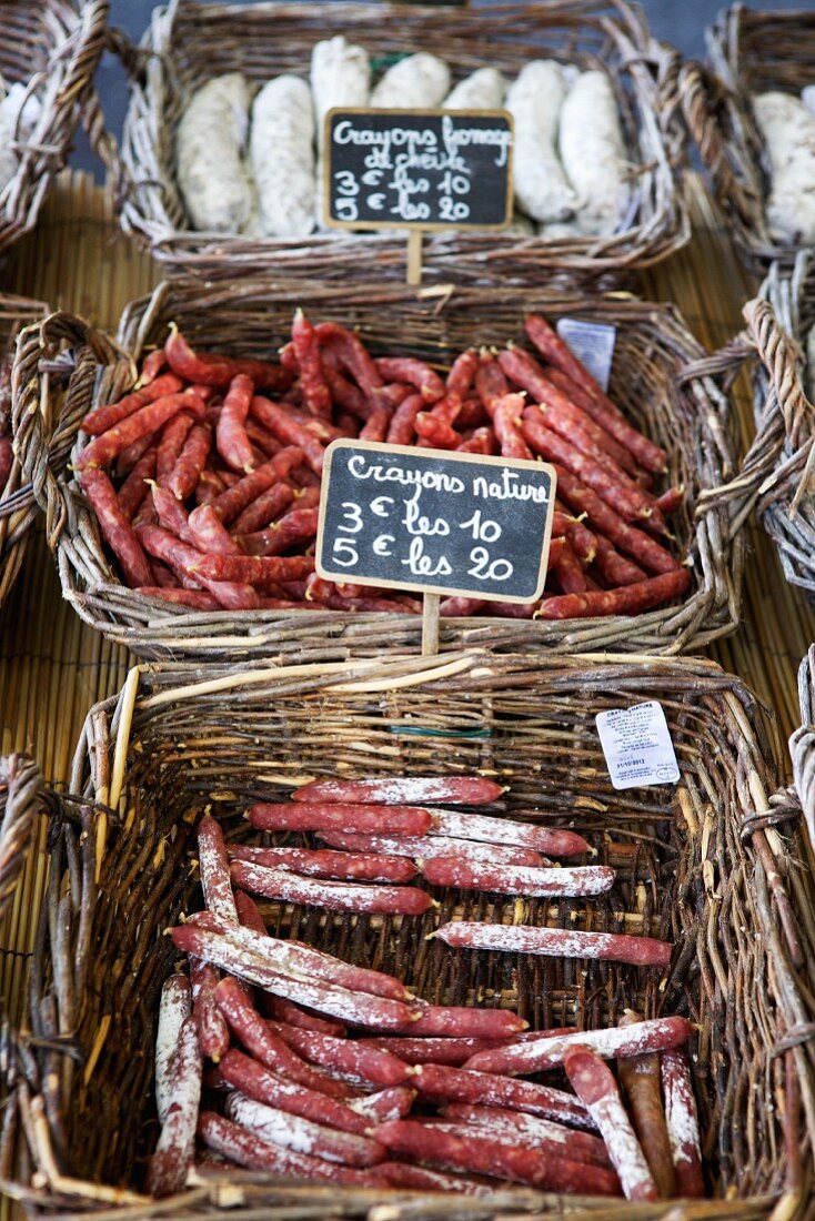 Marktstand mit verschiedenen geräucherten Würsten