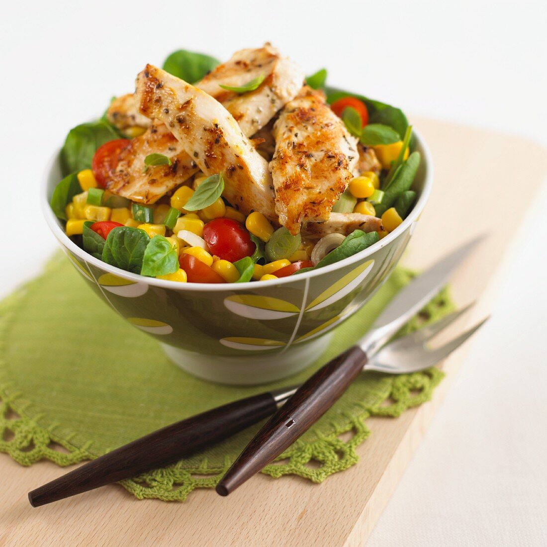 Sweetcorn salad with tomatoes, basil and fried strips of chicken