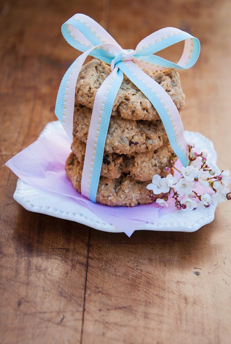 Ein Stapel Cookies mit Schleife umwickelt