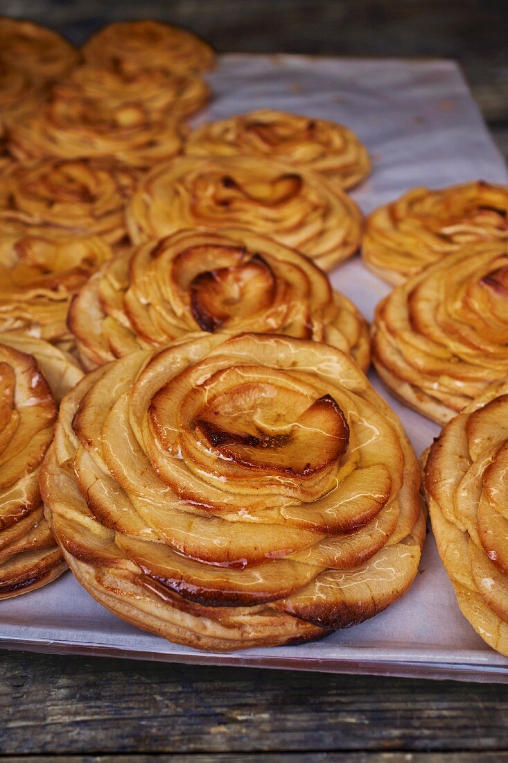 Kleine Apfeltartes auf dem Backblech