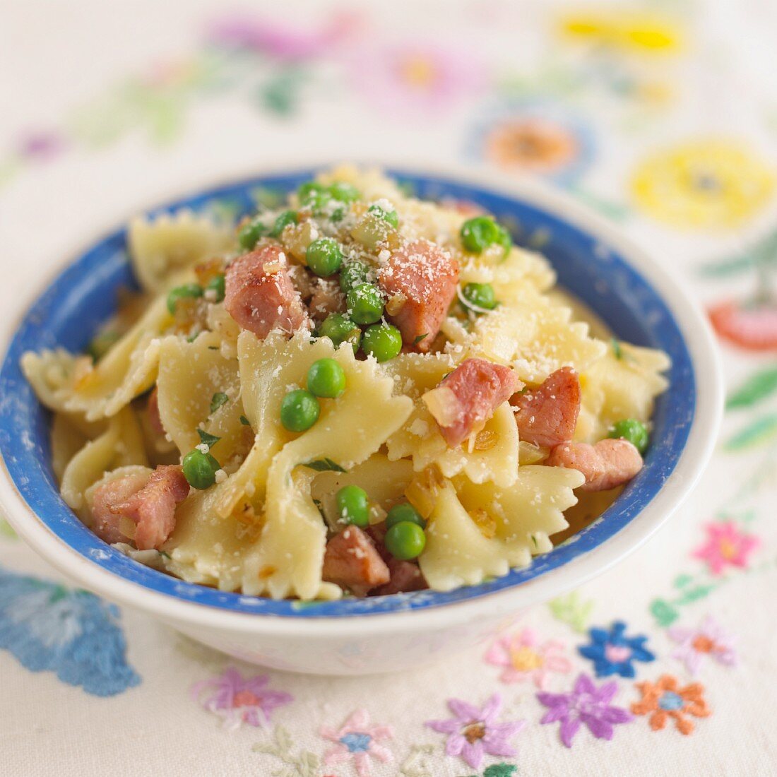Pasta bows with ham and peas