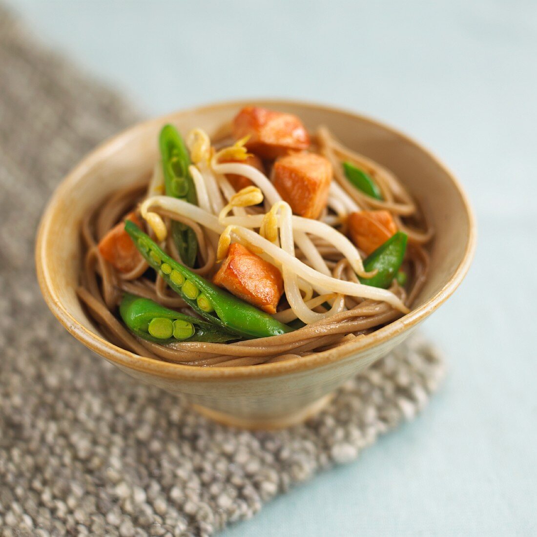 Teriyaki noodles with salmon, beansprouts and mange tout