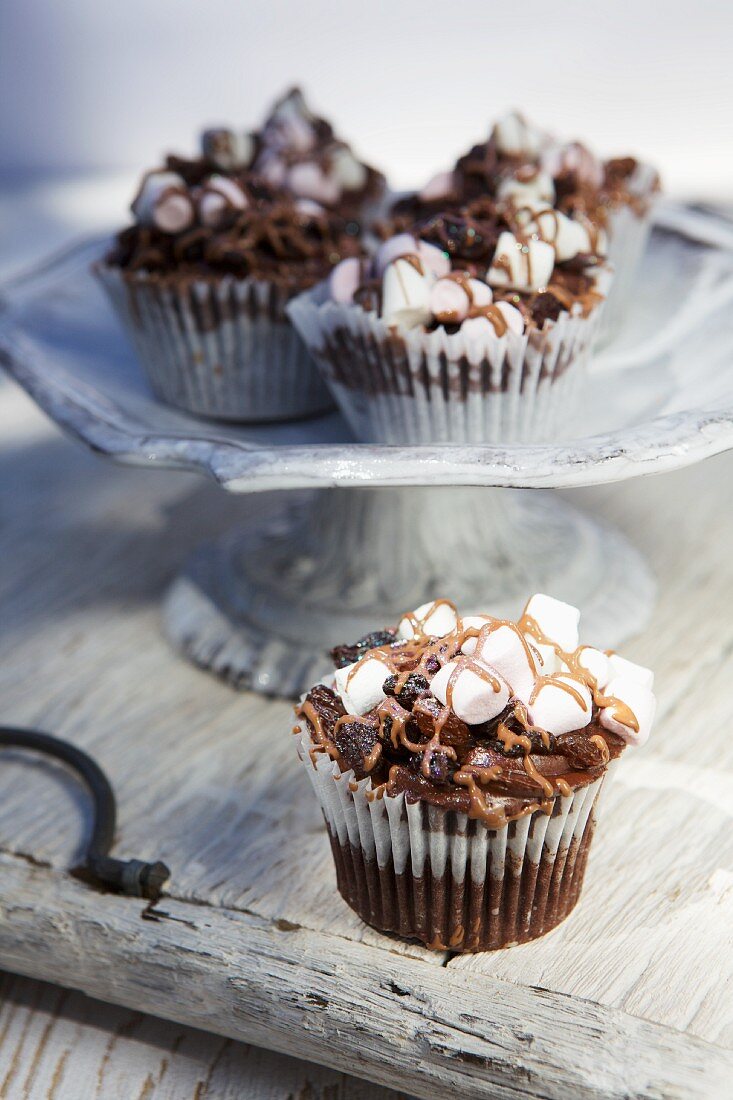 Rocky Road Cupcakes mit Schokolade & Marshmallows