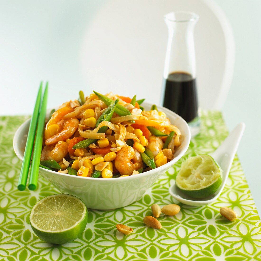 Rice noodles with prawns, vegetables and peanuts