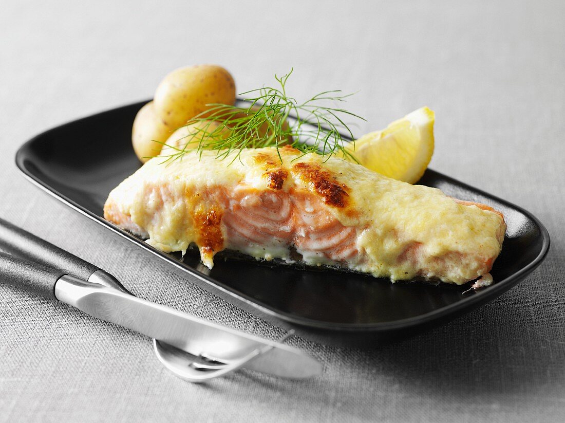 Salmon topped with Västerbotten cheese and baked