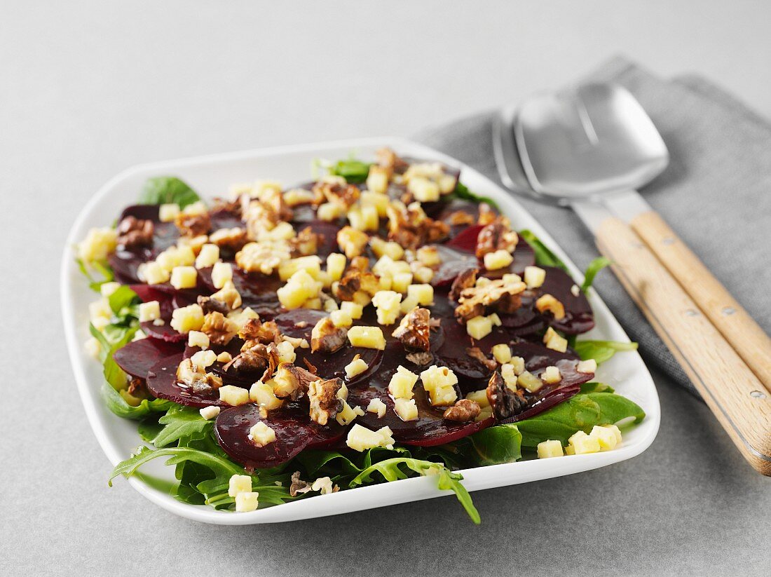 Rote-Bete-Salat mit Walnüssen und Västerbotten-Käsewürfeln