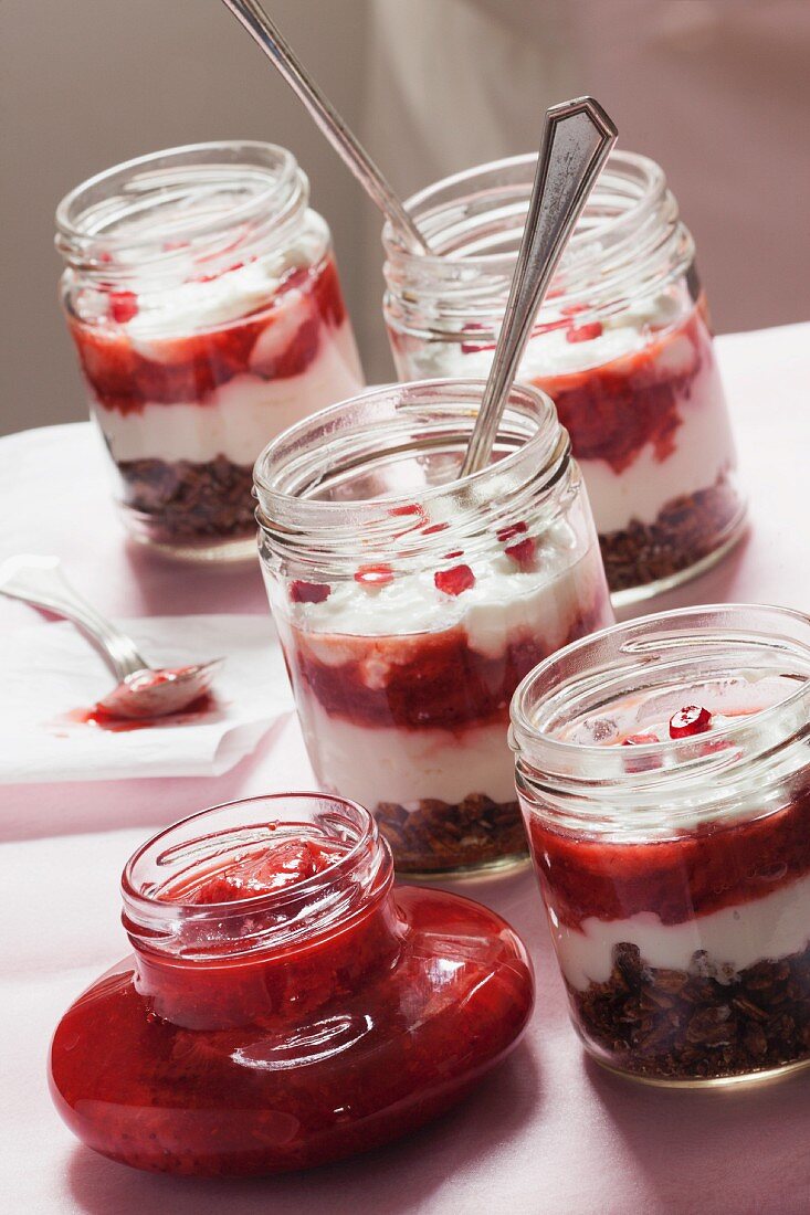 Parfait mit selbstgemachter Erdbeermarmelade und Schokomüsli in Gläsern