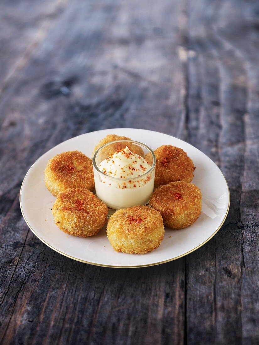 Crab cakes with mayonnaise