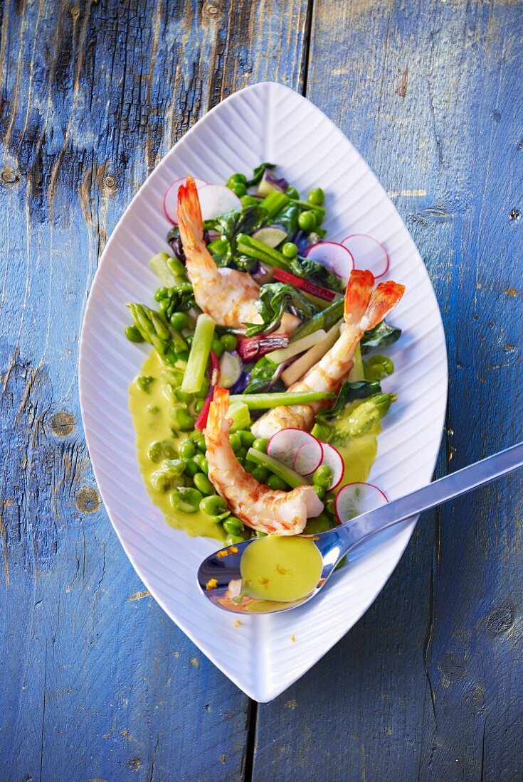 Bean salad with prawns, asparagus and yuzu