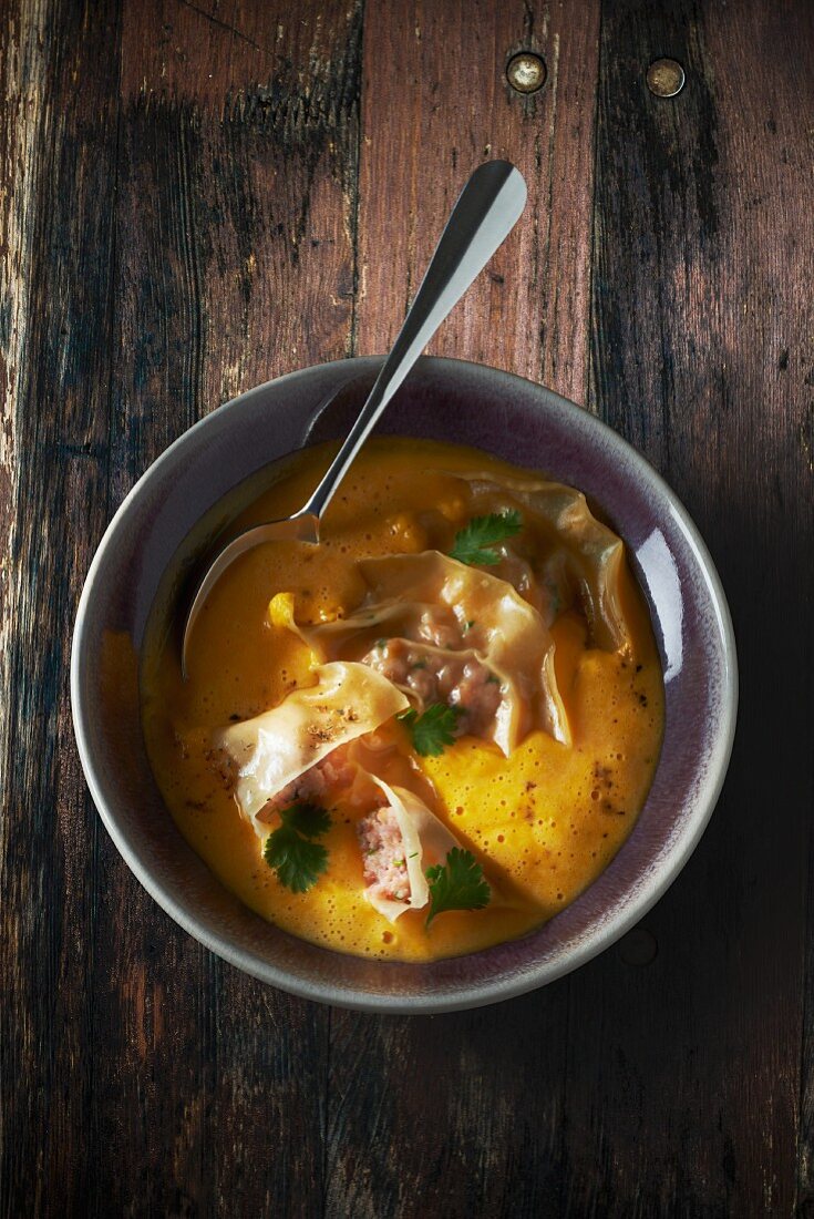 Butternusskürbissuppe mit Ravioli und Garnelen