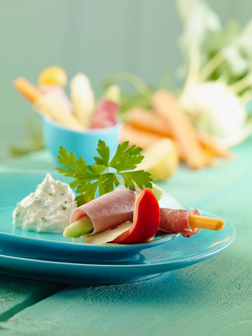 Schinkenröllchen mit Gemüse und Kräuterquark