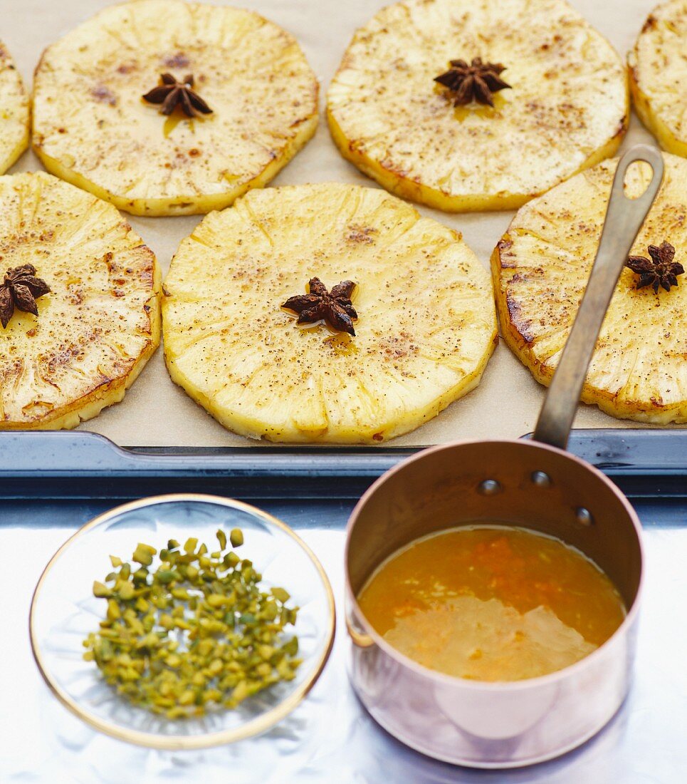 Karamellisierte Ananasscheiben mit Orangensirup, Kardamom und Pistazien