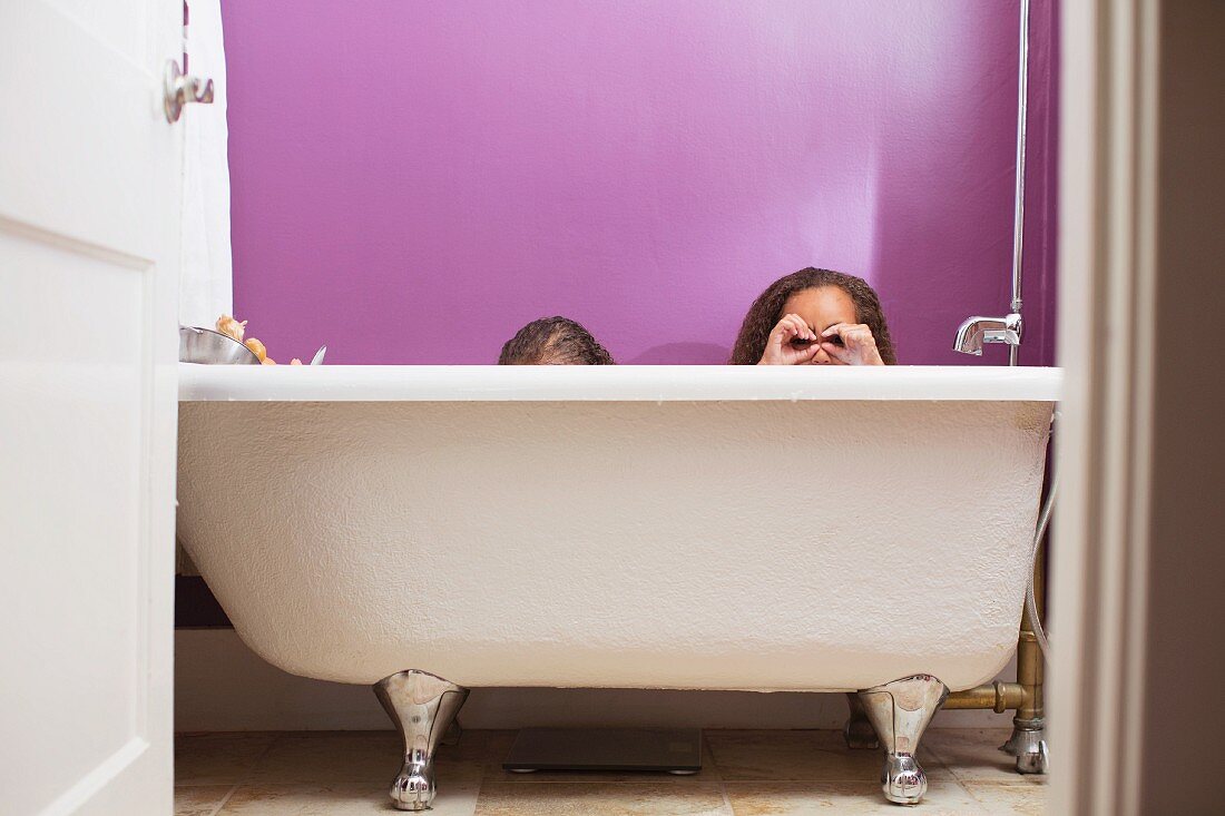 Zwei Mädchen spielen in der Badewanne