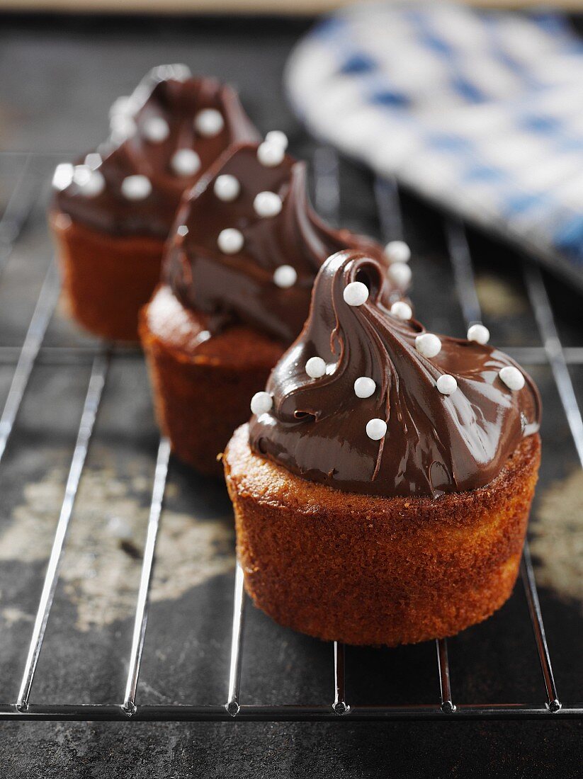Hazelnut mazarin cakes with chocolate topping