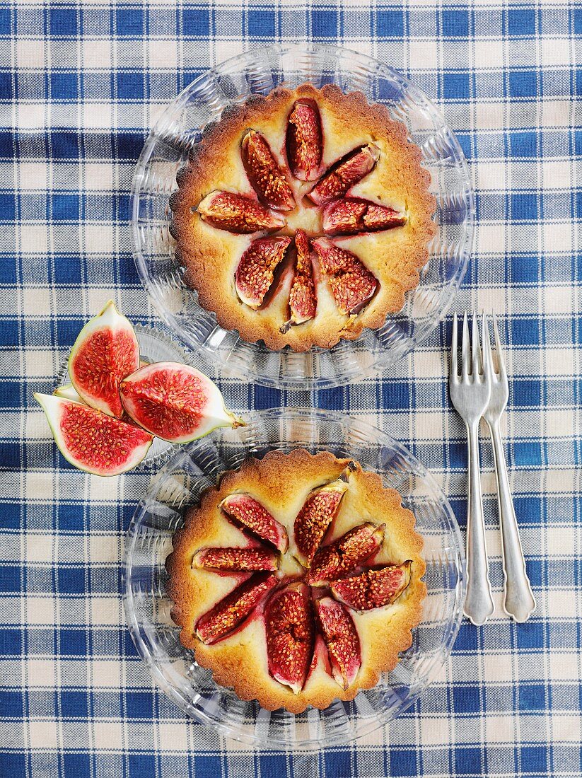 Almond tarts with figs