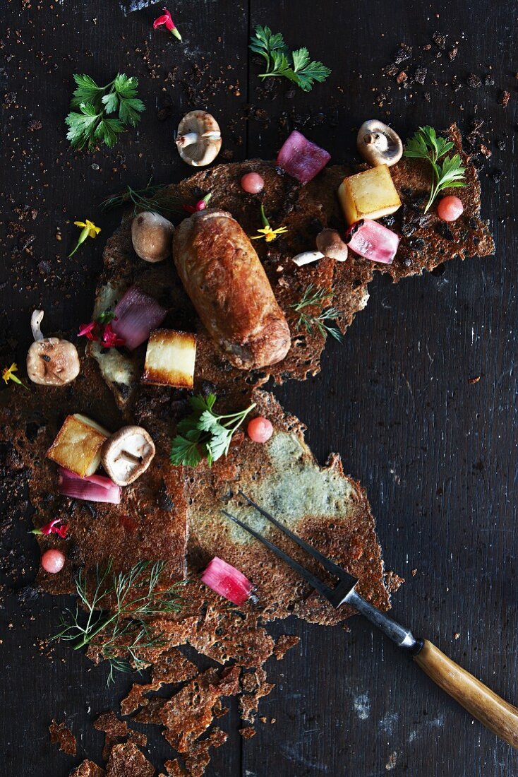 Lammrolle auf Kartoffelcracker mit Champignons und Gemüse