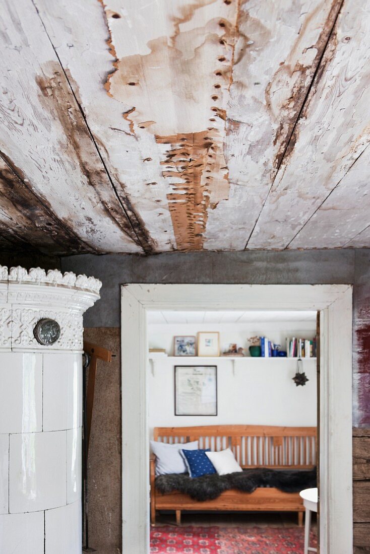 Wohnraum mit beschädigter Holzdecke