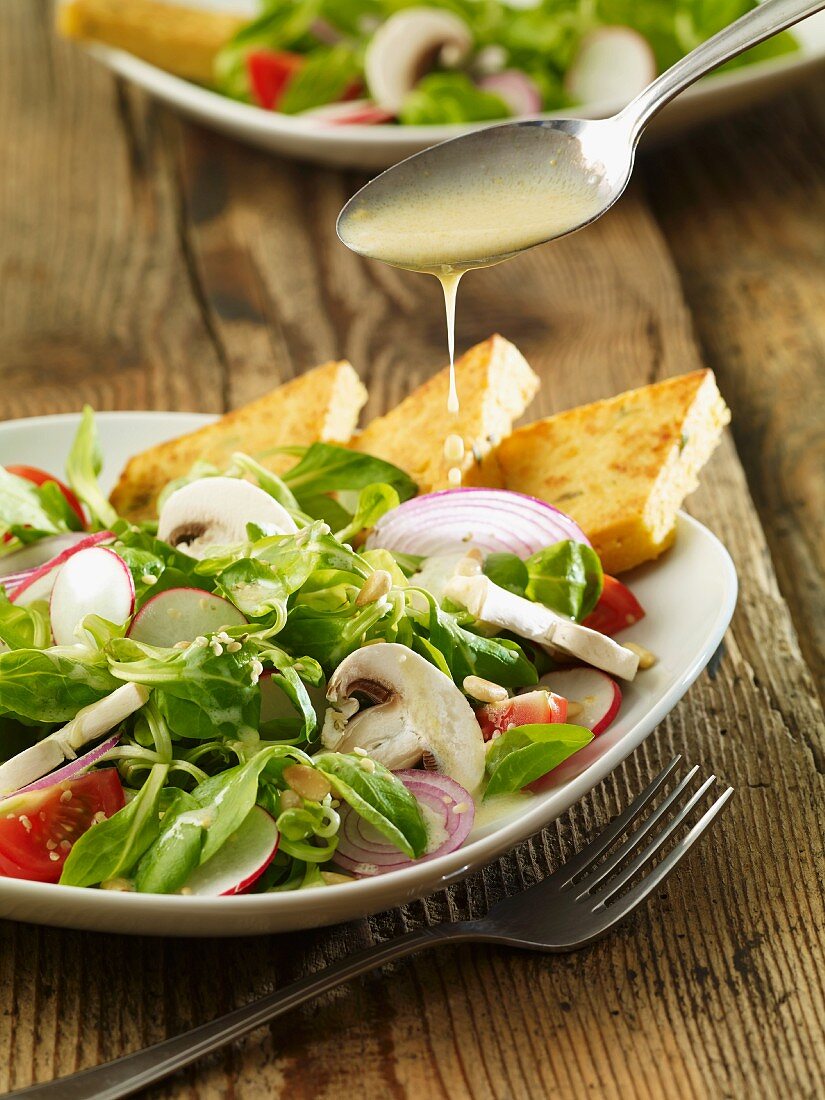 Feldsalat mit Champignons und Kichererbsennuggets