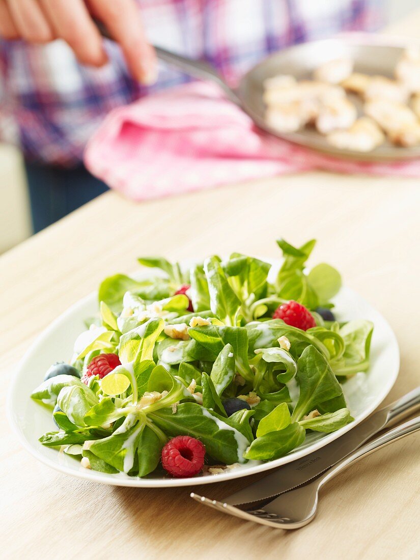 Feldsalat mit Himbeeren und Walnüssen