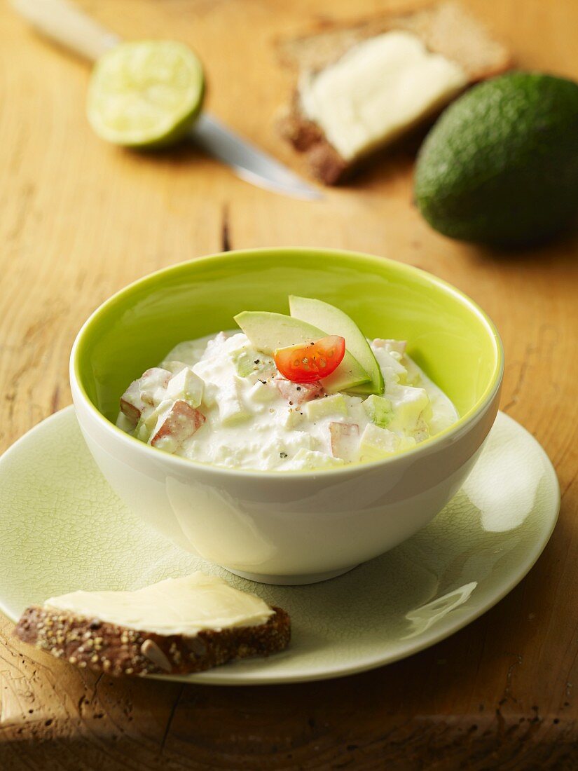 Frischkäse mit Avocado und Tomate