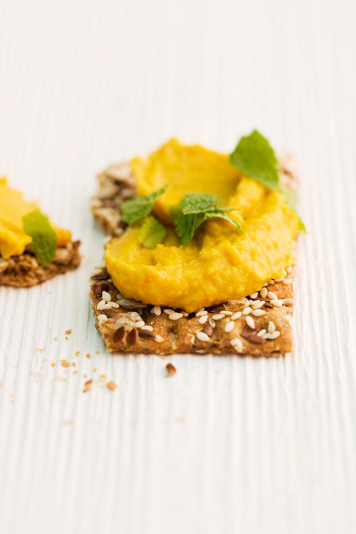 Knäckebrot mit Kichererbsencreme und Minze