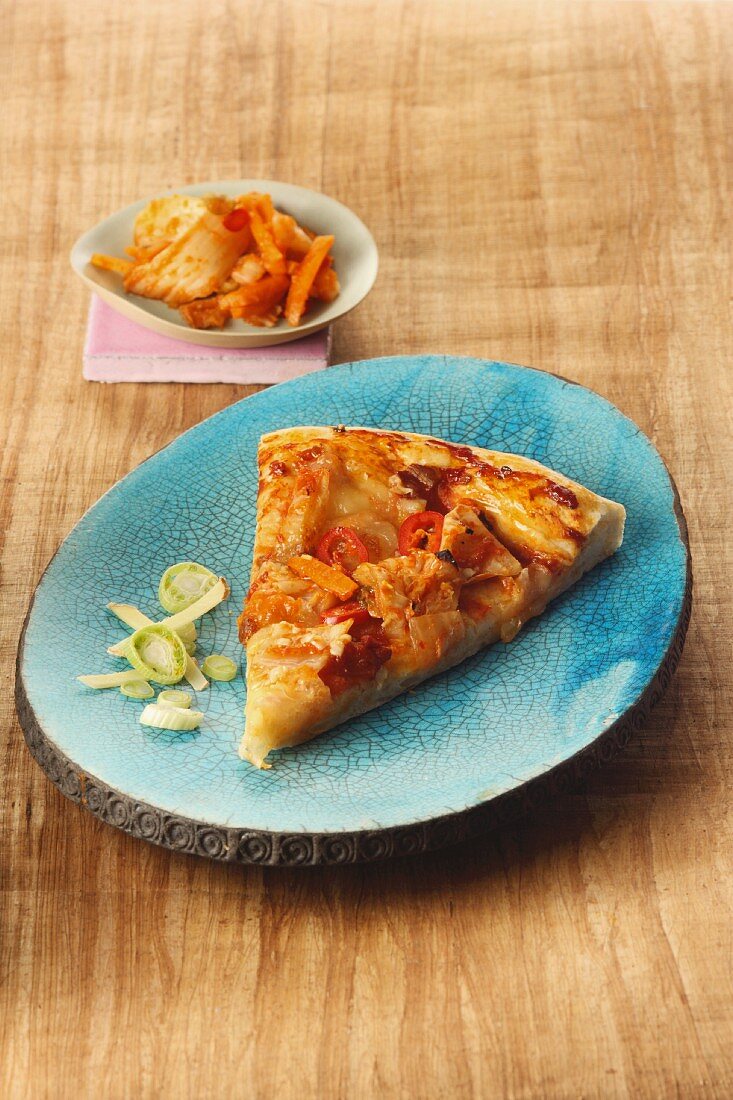 Pizza mit Kimchi, Möhren und Frühlingszwiebeln