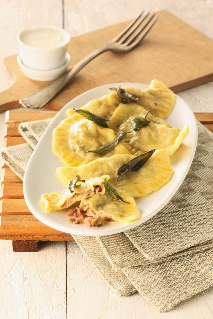 Gefüllte Maultaschen mit frittiertem Salbei