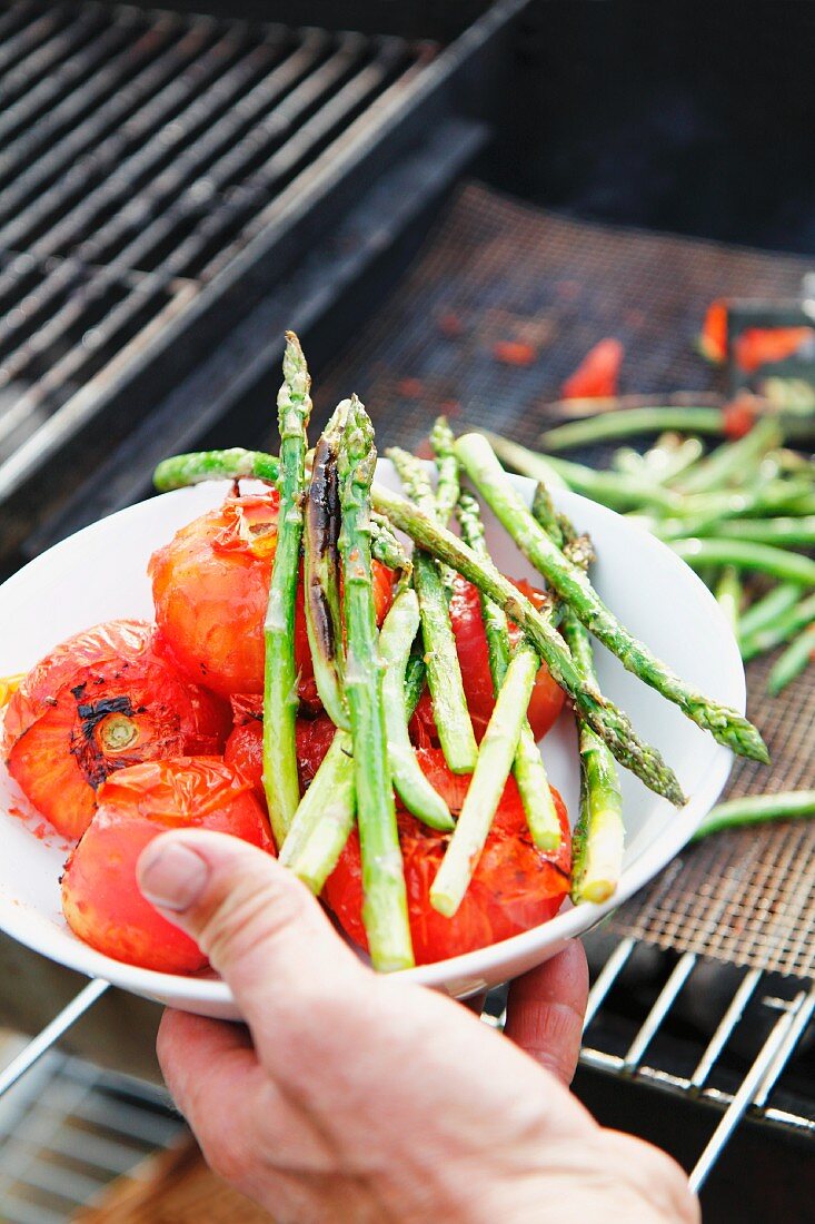 Grilled green asparagus and tomatoes