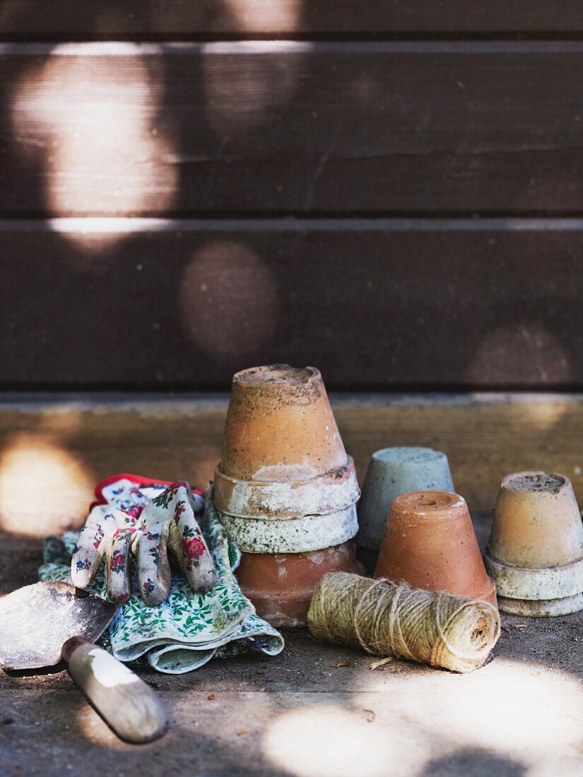 Old flower pots, reel of twine, garden trowel & gloves