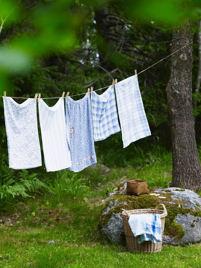 Wäsche auf Wäscheleine im Garten