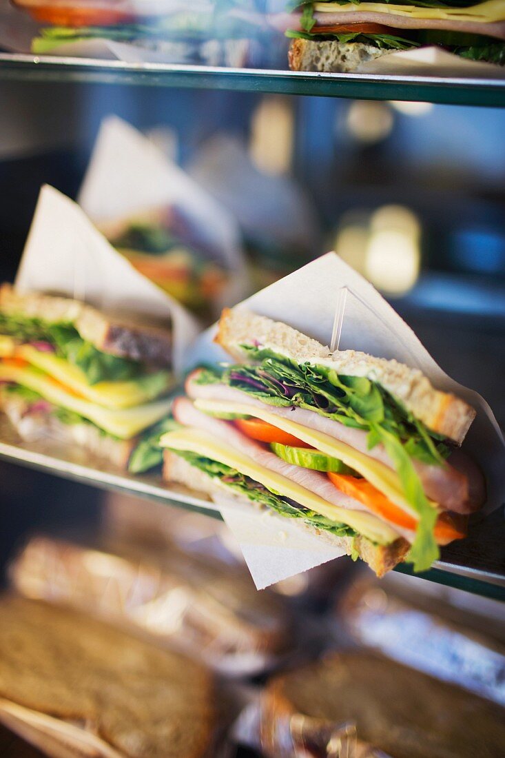 Verschiedene Sandwiches in Auslage einer Cafeteria