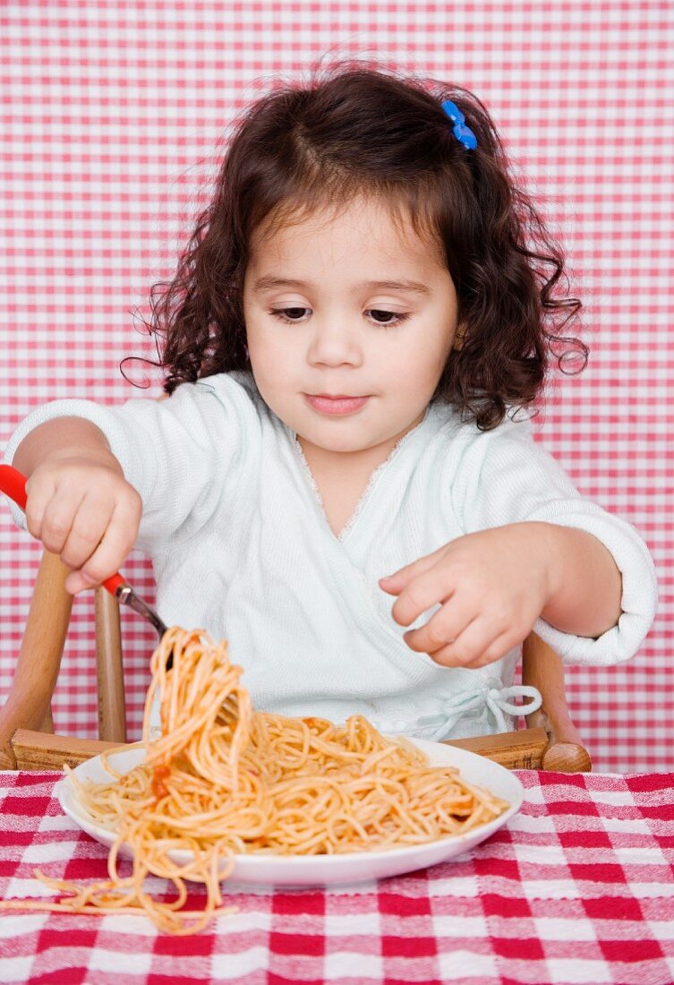 Junges Mädchen isst Spaghetti