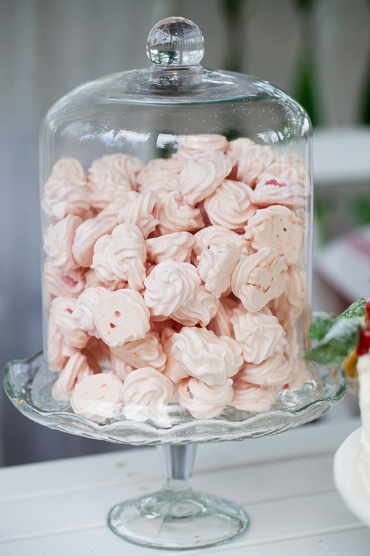 Rosa Meringue in Glasbehälter