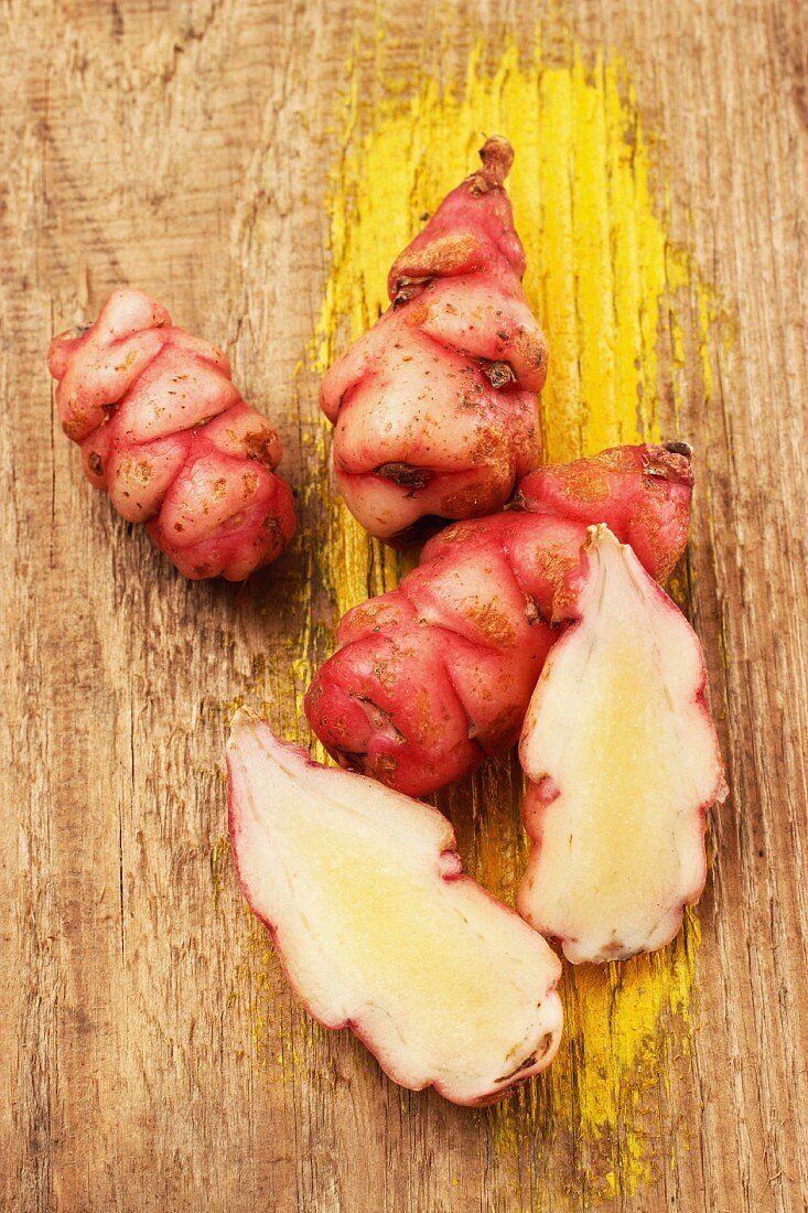 Fresh wood sorrel roots, whole and cut in half