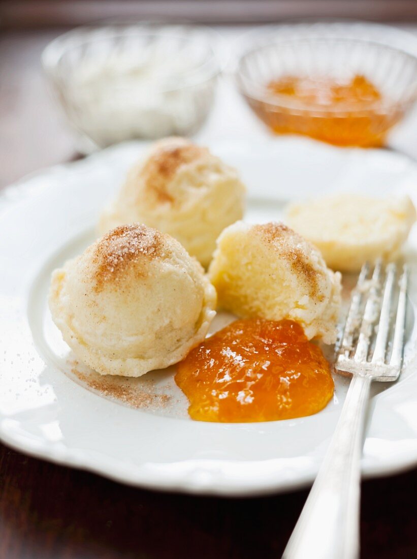 Topfenknödel mit Aprikosenmarmelade