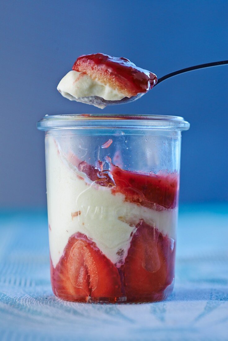 Erdbeer-Sahne-Torte im Glas und auf Löffel